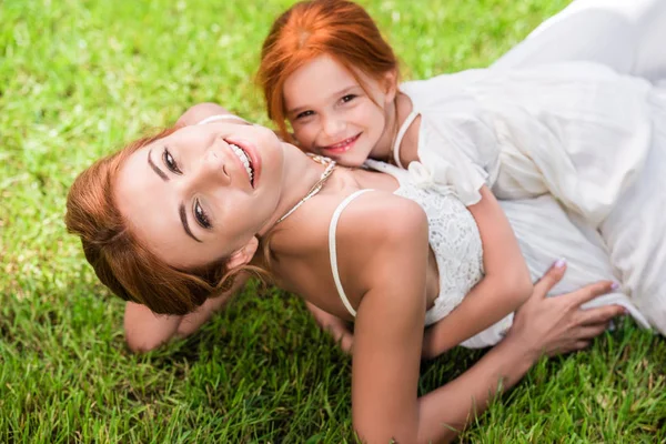 Moeder en dochter knuffelen in park — Stockfoto