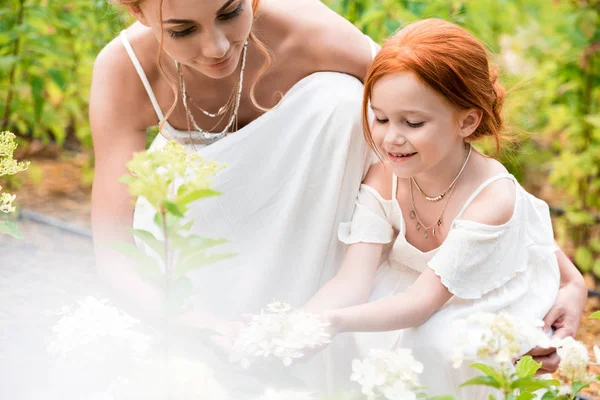Madre e hija con flores —  Fotos de Stock