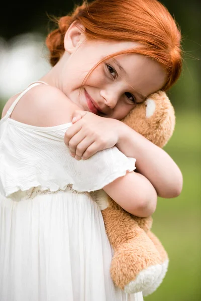 Roodharige meisje met teddybeer — Stockfoto