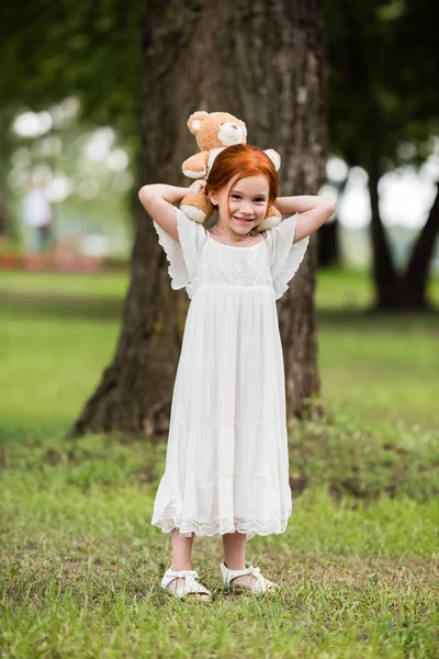 Dívka s plyšovým medvědem v parku — Stock fotografie