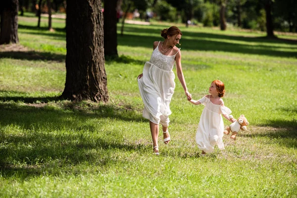 Мать и дочь гуляют в парке — стоковое фото