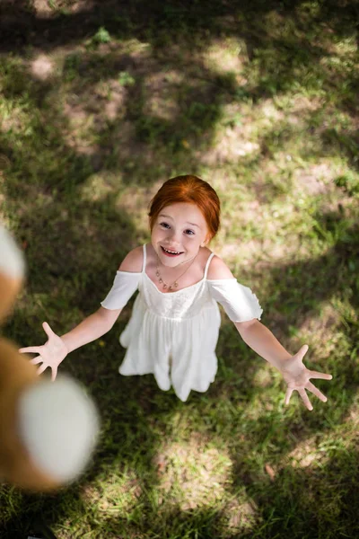 Girl with teddy bear in park — Stock Photo, Image