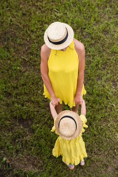 Mother and daughter holding hands in park — Free Stock Photo