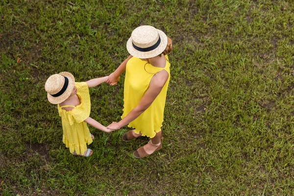 Mère et fille tenant la main dans le parc — Photo