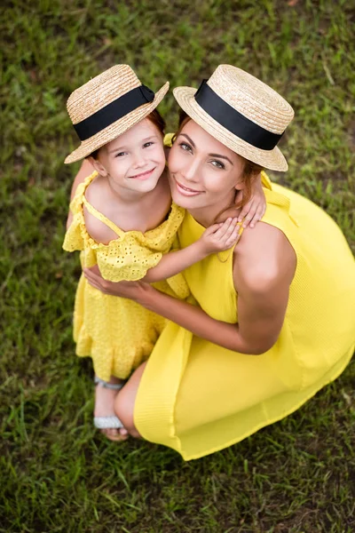 Mother and daughter hugging in park — Stock Photo, Image