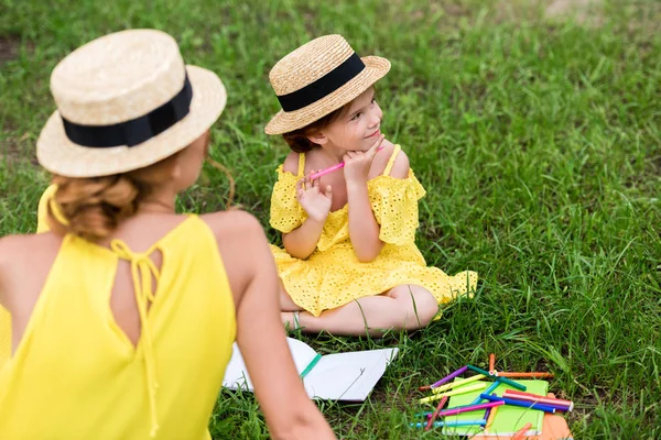 Moeder en dochter tekening in park — Stockfoto