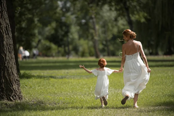 Mor och dotter promenader i parken — Stockfoto