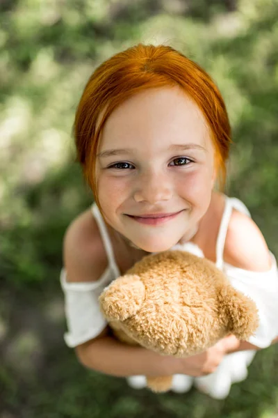 Oyuncak ayı ile Kızıl saçlı kız — Stok fotoğraf