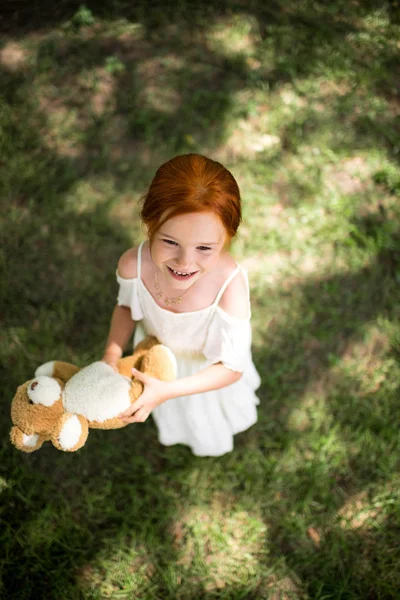 Roodharige meisje met teddybeer — Stockfoto