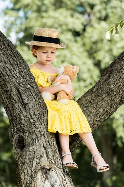 Fată cu ursuleț de pluș așezat pe copac — Fotografie, imagine de stoc