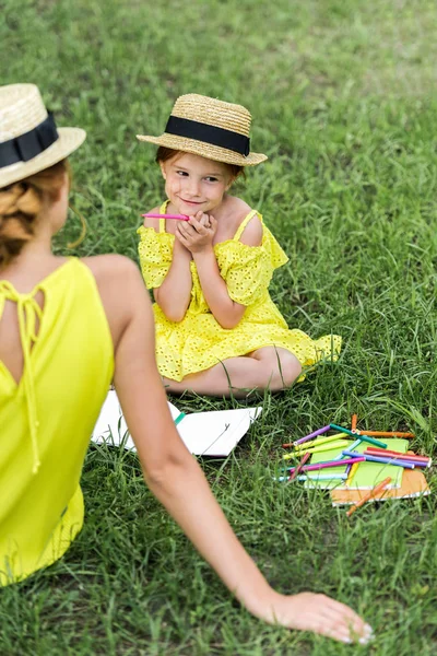 Mother and daughter drawing in park — Free Stock Photo