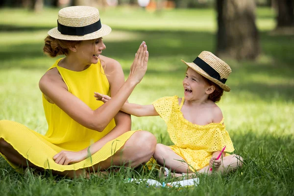 Mor och dotter spelar i park — Stockfoto