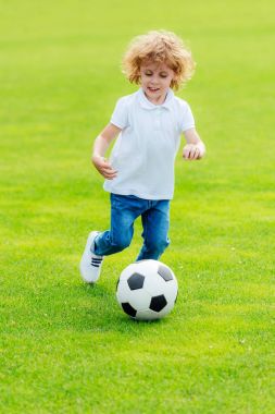 çocuğun futbol parkta oynarken