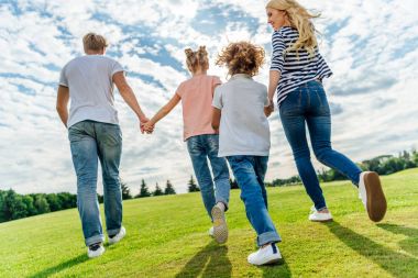 Aile birlikte parkta yürüyüş