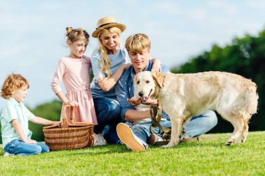 Aile piknik köpekle