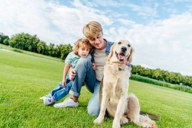 Baba ve oğul ile köpek park