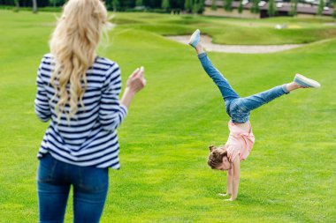mutlu anne ve kızı Park