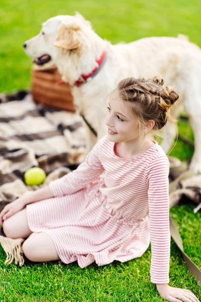 Fille avec chien au pique-nique — Photo