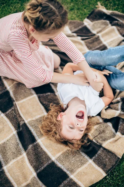 parkta eğleniyor kardeşler 