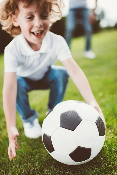 公園でサッカーをしている少年 — ストック写真