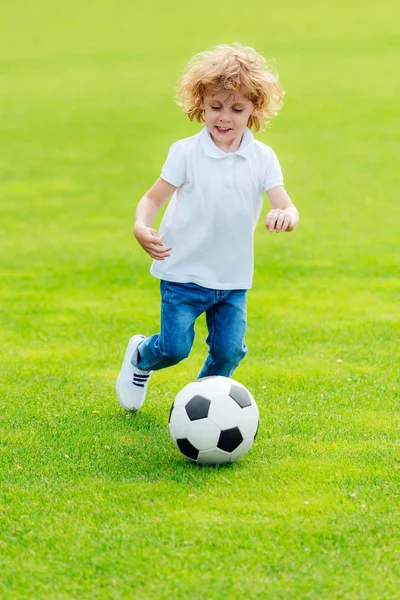 Chłopiec grać w piłkę nożną w parku — Zdjęcie stockowe