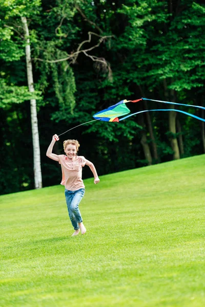 Girl playing with kite at park — Free Stock Photo