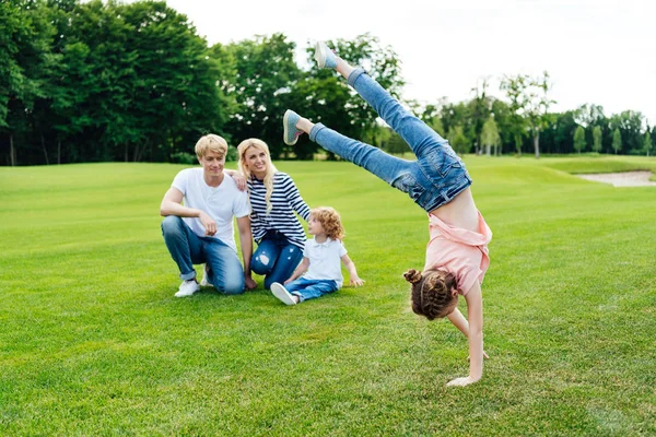 Gelukkig gezin in park — Stockfoto