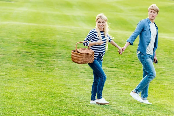 Mladý pár na pikniku v parku — Stock fotografie