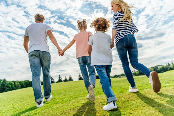 Família caminhando juntos no parque — Fotografia de Stock