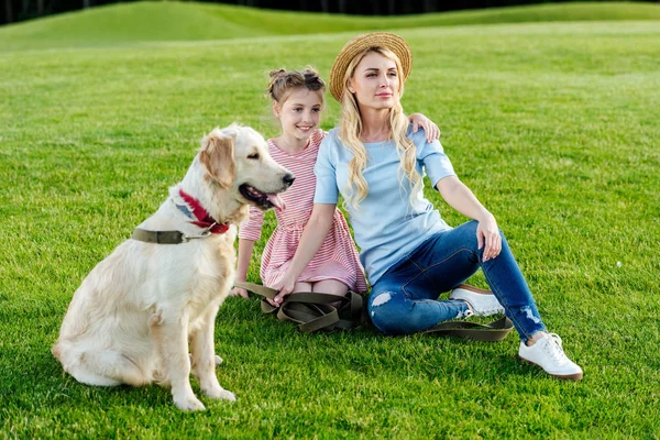 Madre e figlia con cane nel parco — Foto Stock