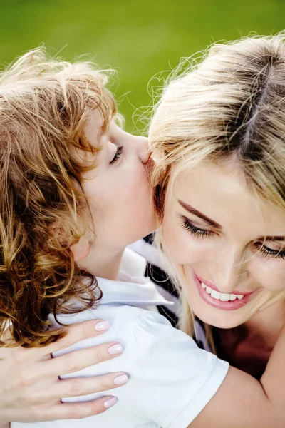 Mãe feliz com filho no parque — Fotografia de Stock