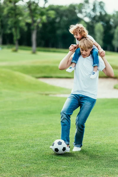 Tată și fiu jucând fotbal în parc — Fotografie, imagine de stoc