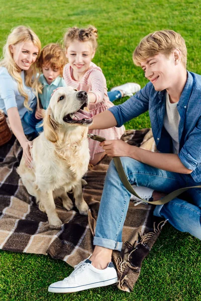 Familj med hund på picknick — Stockfoto