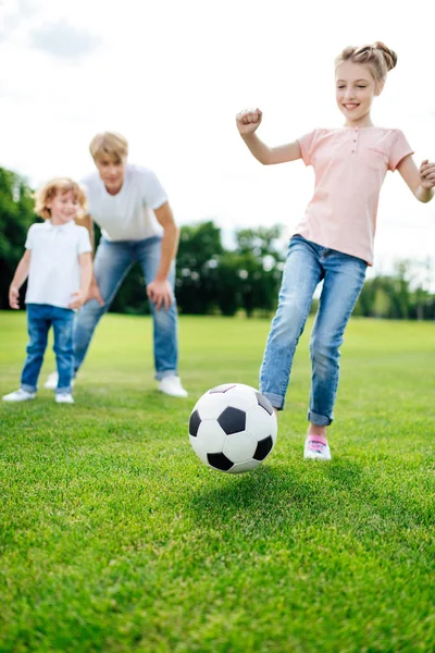 Padre con niños jugando fútbol — Foto de Stock