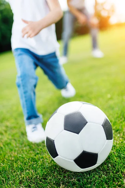 Menino jogando futebol no parque — Fotografia de Stock