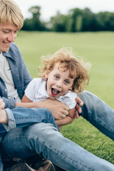 Vader en zoon spelen in park — Stockfoto