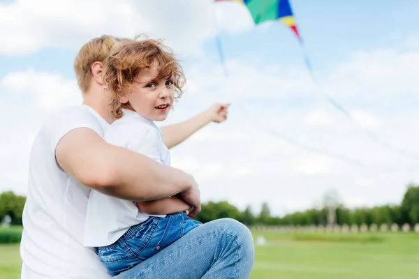 Far och son leker med kite — Gratis stockfoto