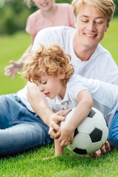 Otec a syn hraje fotbal v parku — Stock fotografie