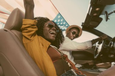 Afrika kökenli Amerikalı çift arabası
