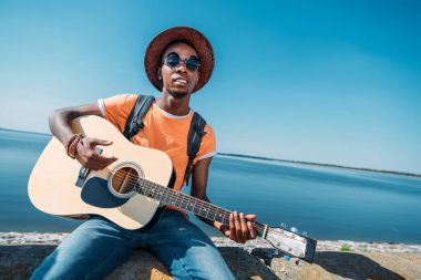 Gitar çalan Afrikalı Amerikalı adam