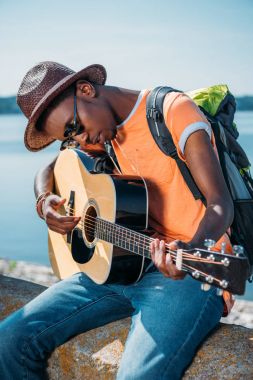 Gitar çalan Afrikalı Amerikalı adam