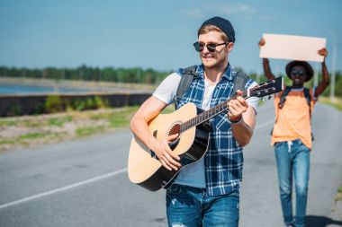 Beyaz adam gitar çalmak