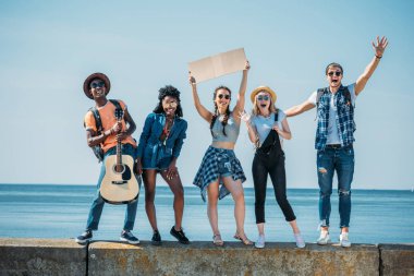 çok ırklı arkadaş parapetin üzerinde boş karton grubu