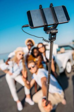 selfie birlikte alarak çok ırklı arkadaşlar