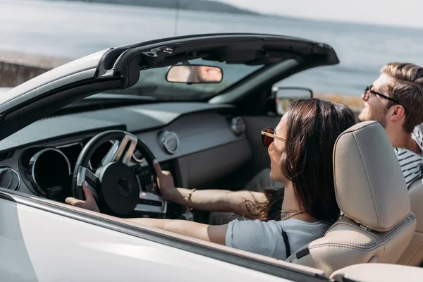 Pareja montar coche juntos — Foto de Stock