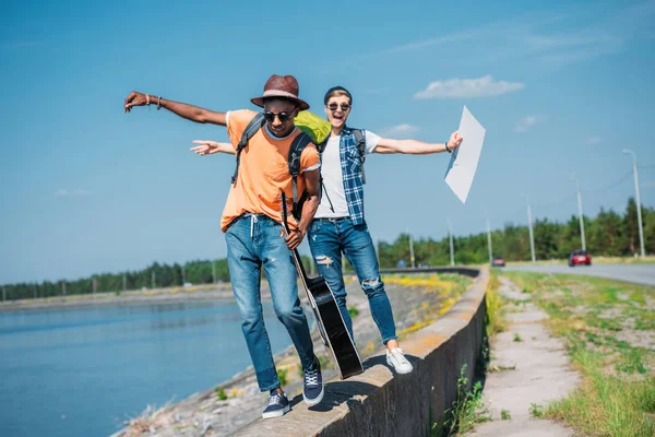 Otostop karton ile çok kültürlü adam