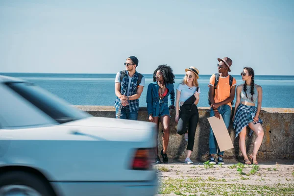 Multikulti-Menschen mit leeren Pappkartons trampen — Stockfoto