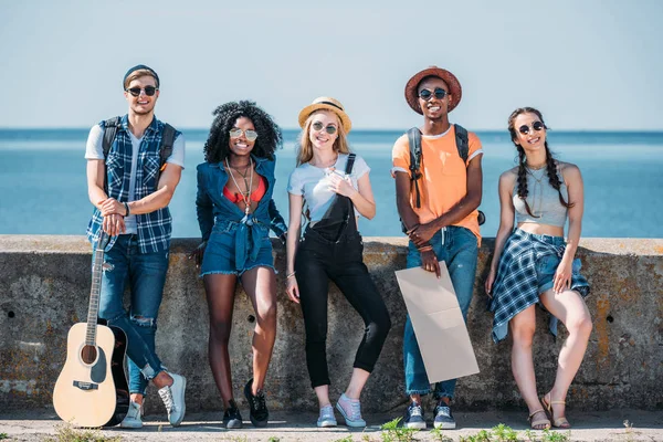 boş karton otostop ile çok kültürlü insanlar