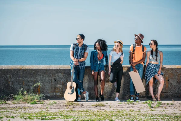 boş karton otostop ile çok kültürlü insanlar