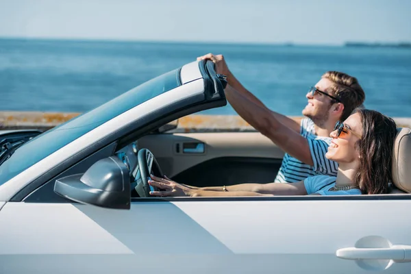 Casal equitação carro juntos — Fotografia de Stock